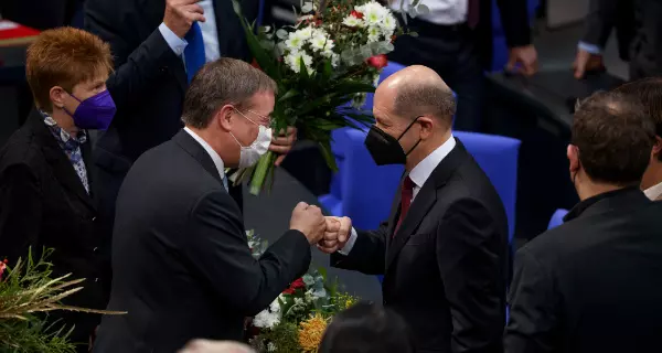 Der unterlegene Kandidat Armin Laschet (CDU, links) gratuliert Olaf Scholz (SPD, rechts) nach der Wahl im Bundestag. Foto: Deutscher Bundestag/Tobias Koch