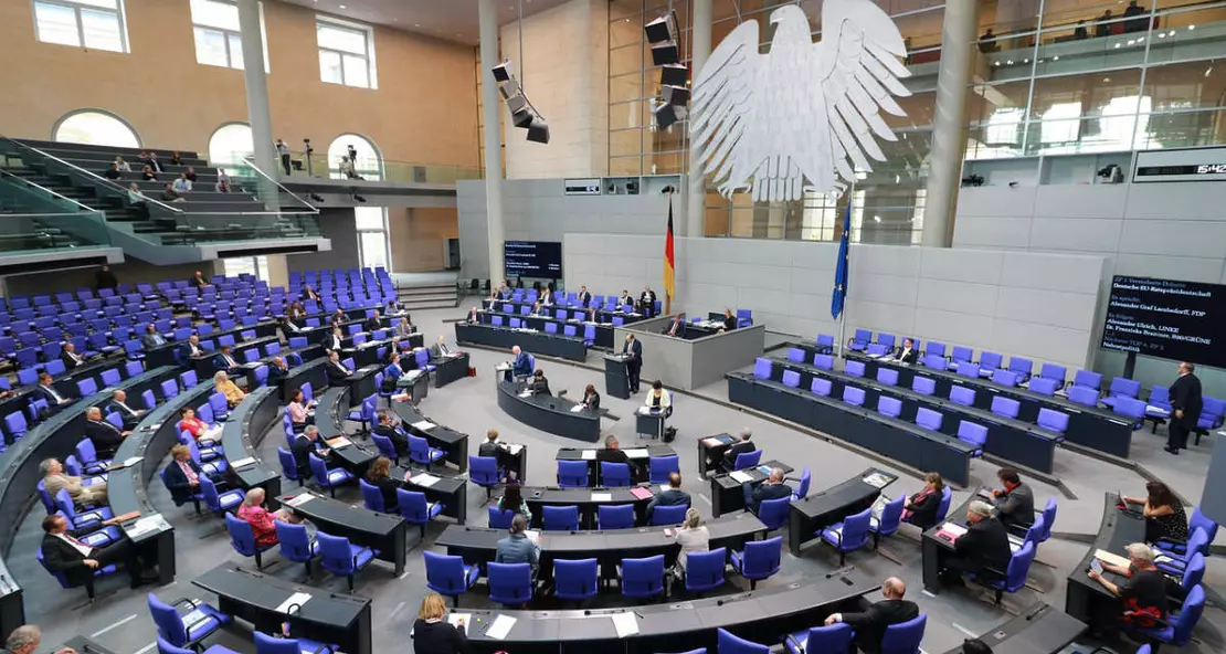 Plenarsaal des Deutschen Bundestages. Foto: Pixabay | simonschmid614 Plenarsaal des Deutschen Bundestages. Foto: Pixabay | simonschmid614