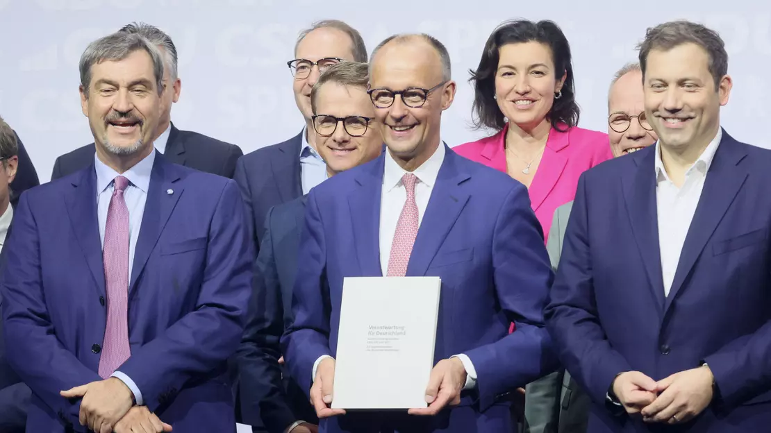 Vorlage Titelbilder Markus Söder (Vorsitzender der CSU), Friedrich Merz (Vorsitzender der CDU) und Lars Klingbeil (Vorsitzender der SPD) am 5. Mai 2025 mit dem Koalitionsvertrag.