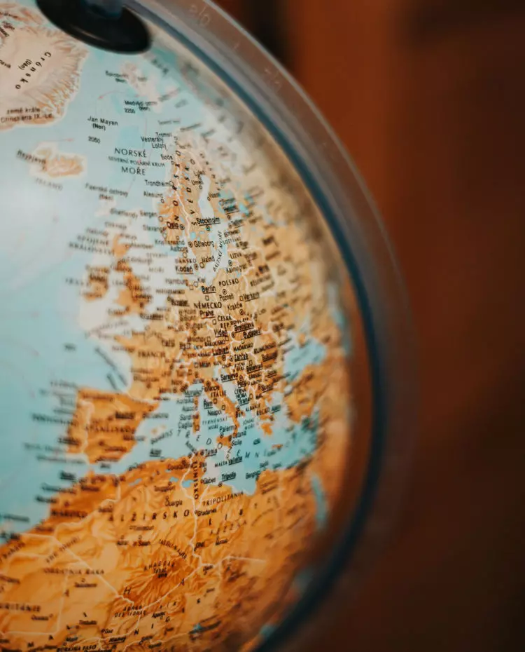 Vorlage_Hochkant Ein Globus. Foto: unsplash.com|Jan Kopřiva