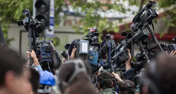 Mit der eigenen Person und den eigenen Themen möglichst präsent in den Medien zu sein - das ist das Ziel von Wahlkämpfer:innen. Foto: pixabay.com, Engin Akyurt, 2333329