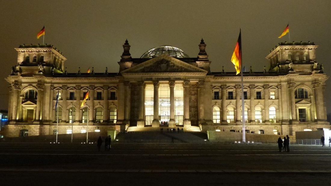 Das Reichstagsgebäude bei Nacht.