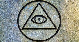 Das Auge der Vorsehung (auch allsehendes Auge). Foto: Adobe Stock | blende11.photo Das Auge der Vorsehung (auch allsehendes Auge). Foto: Adobe Stock | blende11.photo