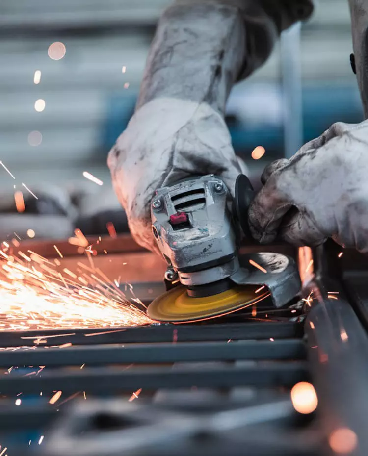 Vorlage_Hochkant Hände halten eine Flex, die Funken sprüht. Foto: Pixabay|jannonivergall