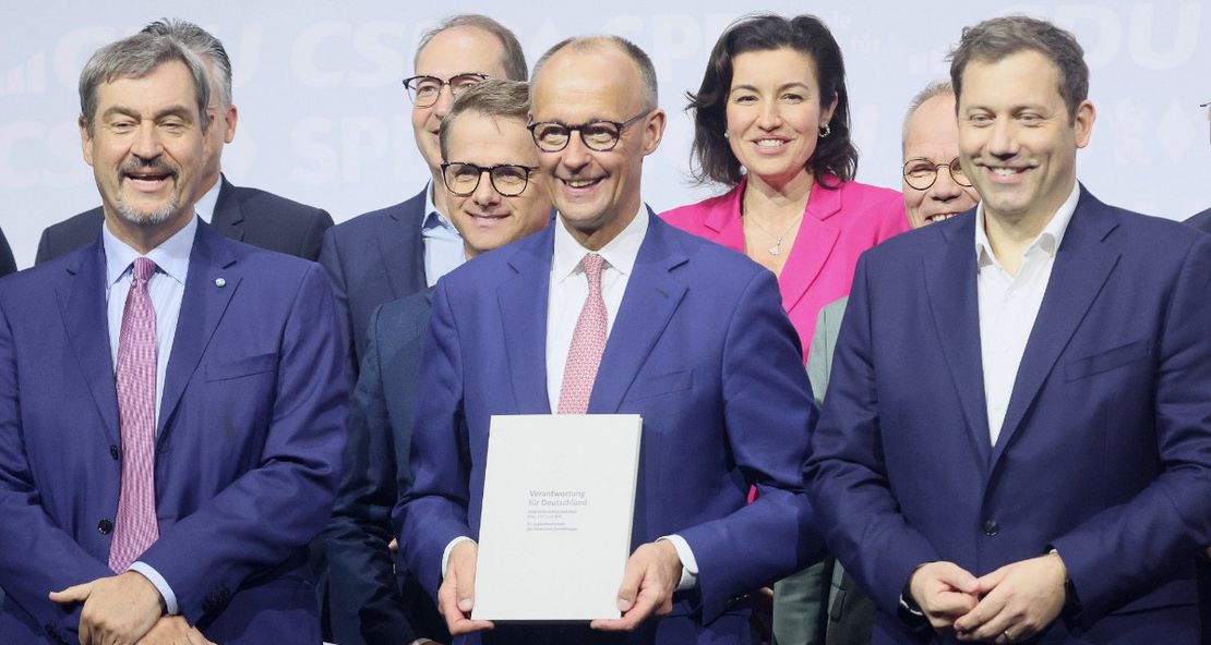 Vorlage Titelbilder 1200x640 Markus Söder, Friedrich Merzund Lars Klingbeil mit dem Koalitionsvertrag.