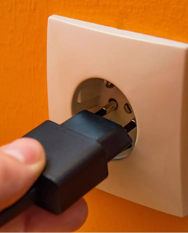 Steckdose und Stecker.