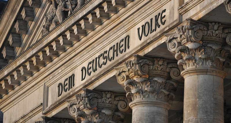 Die Inschrift "Dem deutschen Volke" über dem Westportal des Reichstagsgebäudes.