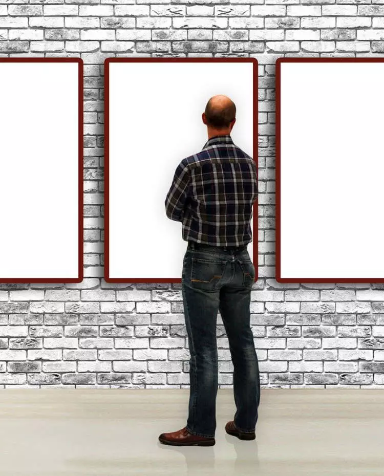 Vorlage_Hochkant Ein Mann steht vor Bilderrahmen mit weißem Inhalt. Foto: Pixabay|geralt