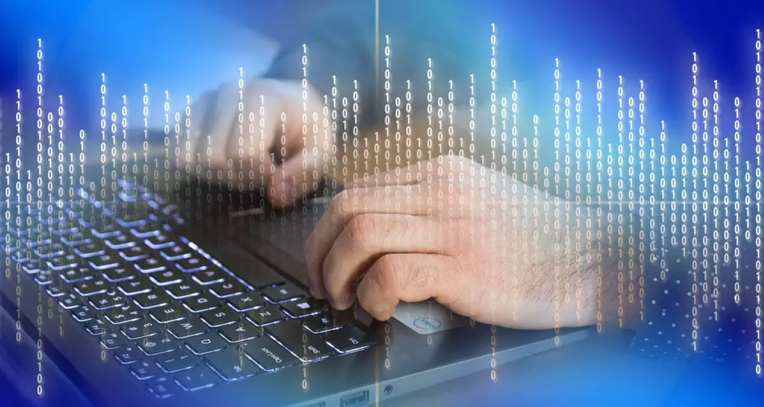 Hände auf einer Tastatur, umgeben von Binärzahlen. Foto: Pixabay|geralt