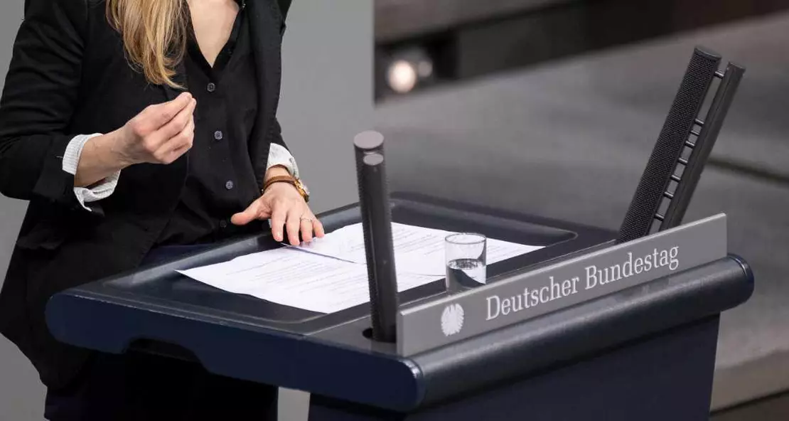 Eine Abgeordnete im Bundestag. 