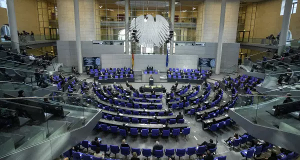 Blick in den Plenarsaal des Bundestags bei einer Gedenkfeier 2021. Foto: Deutscher Bundestag/Marco Urban.