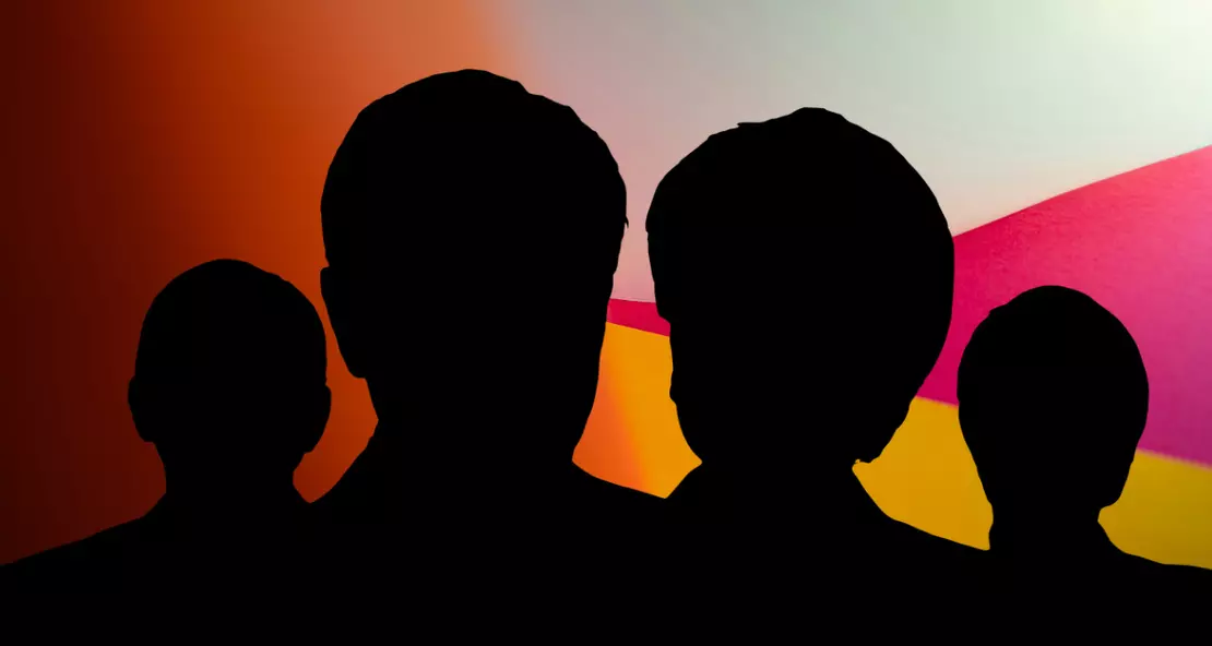 Silhouetten von Köpfen vor farbigem Hintergrund.