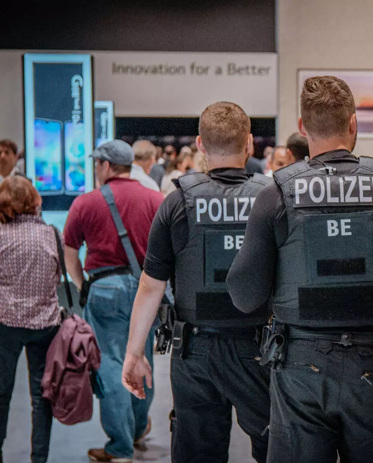Vorlage_Hochkant Polizisten in einer Menschenmenge. Foto: Pixabay|Leon Seibert