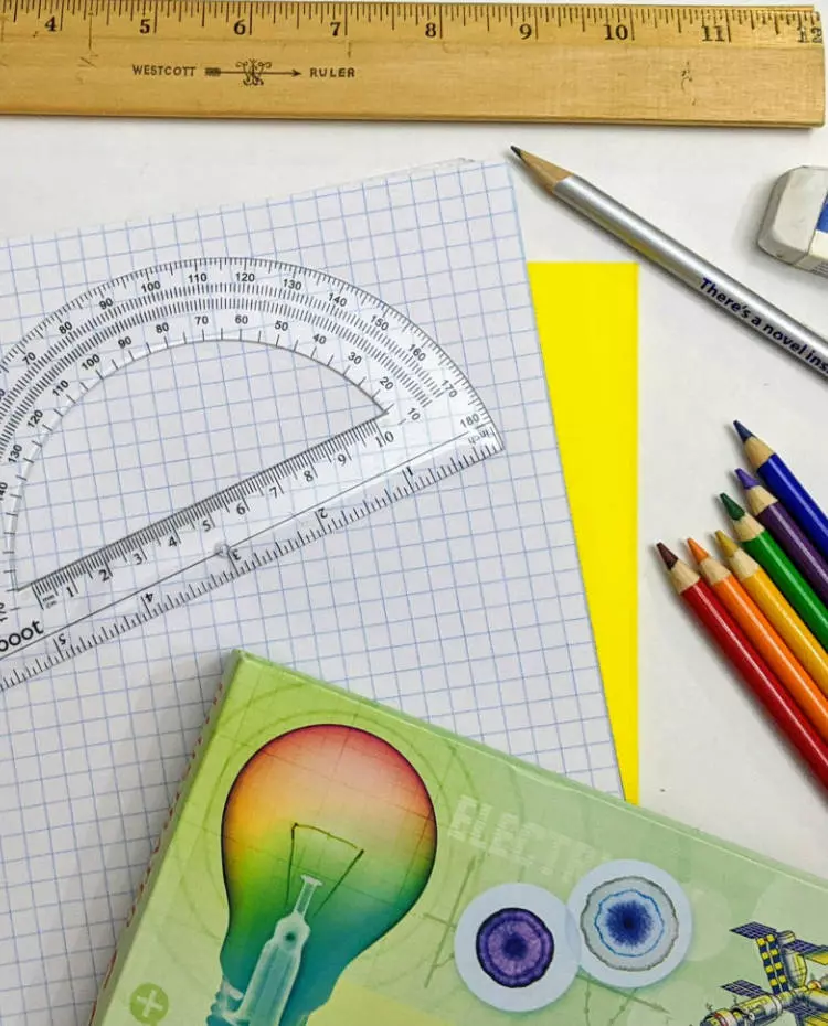 Vorlage_Hochkant Schreibmaterialien liegen auf einem Tisch. Foto: Unsplash|Nic Rosenau