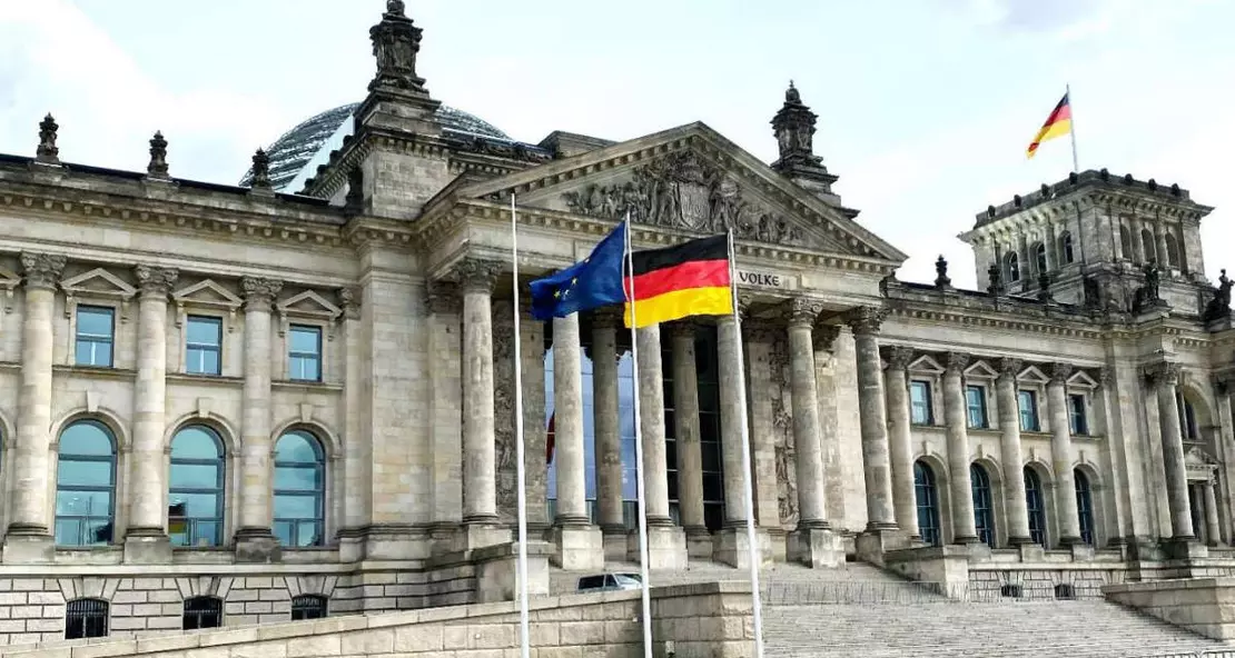 Der Deutsche Bundestag mit der Europäischen Flagge. Foto: Pexels | Christian Konopatzki
