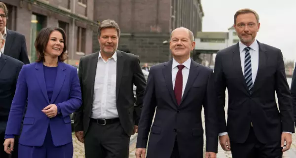 Annalena Baerbock, Robert Habeck (Grüne), Olaf Scholz (SPD) und Christian Lindner (FDP) auf dem Weg zur Vorstellung des Koalitionsvertrags. Foto: Markus Schreiber, picture alliance/AP, 265658785 Annalena Baerbock, Robert Habeck (Grüne), Olaf Scholz (SPD) und Christian Lindner (FDP) auf dem Weg zur Vorstellung des Koalitionsvertrags. Foto: Markus Schreiber, picture alliance/AP, 265658785