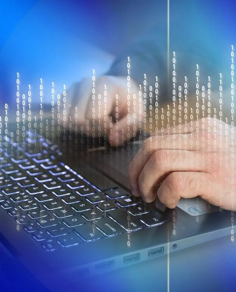 Vorlage_Hochkant Hände auf einer Tastatur, umgeben von Binärzahlen. Foto: Pixabay|geralt