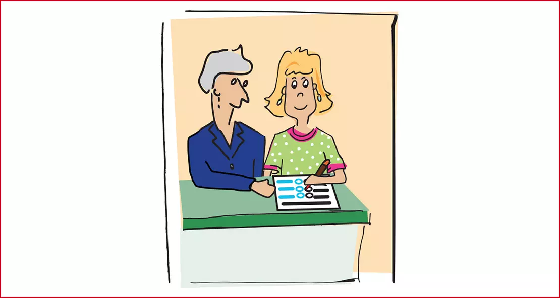 Frau bekommt Hilfe beim Wählen.