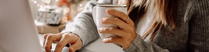 Weihnachtszeit, arbeiten am Laptop. Foto: Adobe Stock
