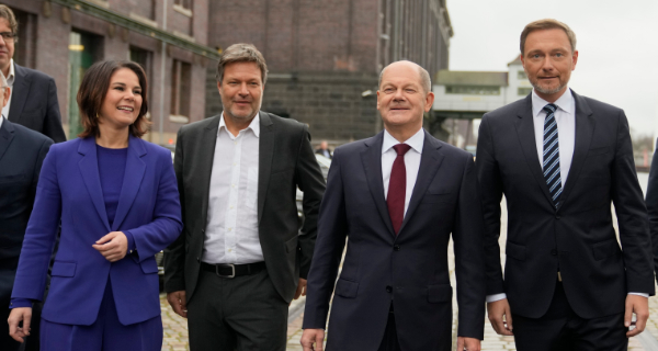 Annalena Baerbock, Robert Habeck (Grüne), Olaf Scholz (SPD) und Christian Lindner (FDP) auf dem Weg zur Vorstellung des Koalitionsvertrags. Foto: Markus Schreiber, picture alliance/AP, 265658785