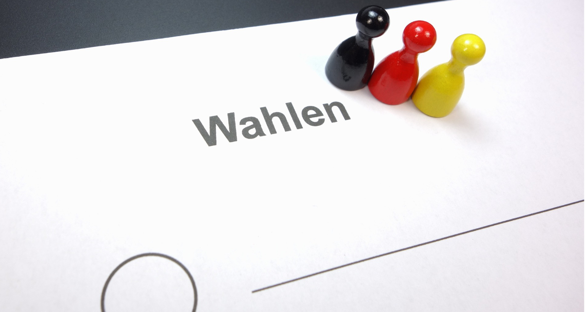 Symbolbild Wahlen mit Spielfiguren in Deutschlandfarben. Foto: Michael Schwarzenberger, pixabay.com, 453805